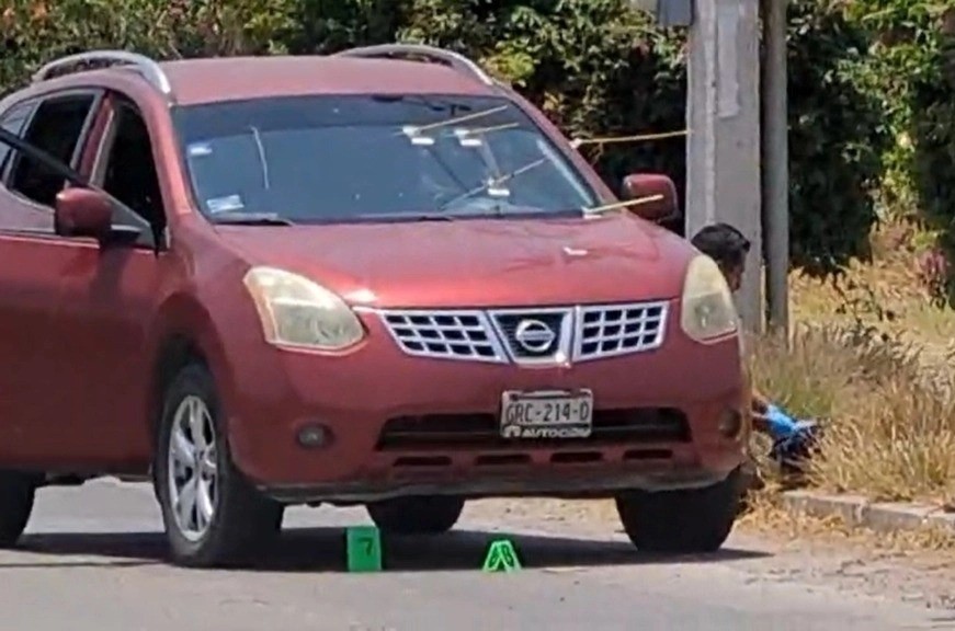 El auto de los estudiantes resultó con varios impactos de bala. Foto: Carlos García.