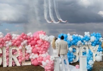 La pareja se tomó de la mano mientras miraba al cielo, mientras tres aviones emergían y ejecutaban un gran bucle en el aire dos veces. Foto: Instagram.