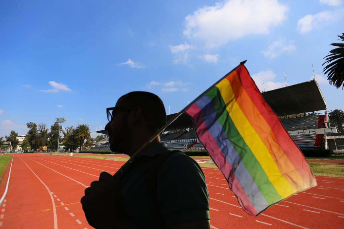 Ciudad Deportiva y bandera LGBT.    Foto: Especial