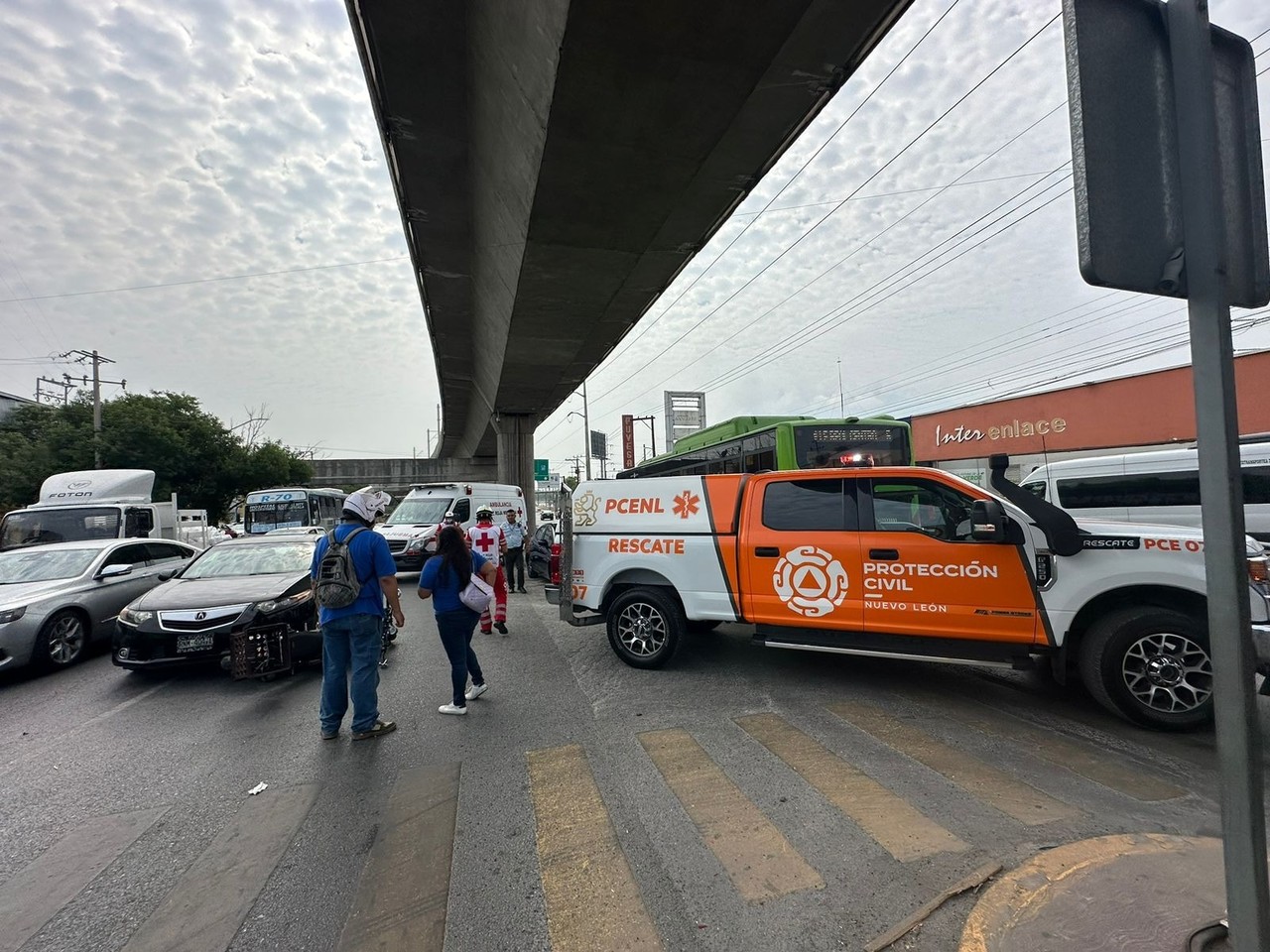 Lo sorprendente para las autoridades, el motociclista resultó ileso, sin embargo todavía así tuvo que ser valorado por paramédicos de la Cruz Roja. Foto: Protección Civil de Nuevo León.