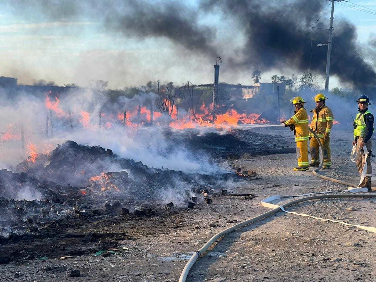 Afortunadamente, solo se presentó la quema de pastizales y tarimas en la zona, sin causar daños a empresas o domicilios cercanos. Foto: Especial.