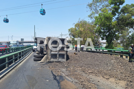 Vuelca camión que transportaba material de asfalto en Iztapalapa