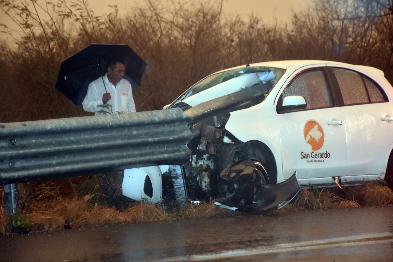 El guiador de un Nissan March sobrevivió de milagro a un brutal accidente luego que una valla se incrustara del lado del copiloto. Foto de Tele sur Yucatán