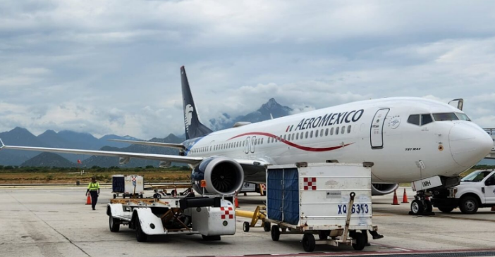 Aeroméxico pide voluntarios para bajarse de un avión por sobrepeso. Foto. Twitter