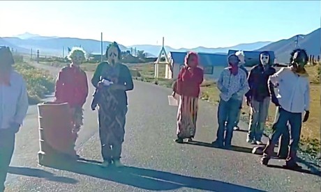 Enmascarados en carretera a Galeana asustan a familias regias (VIDEO)