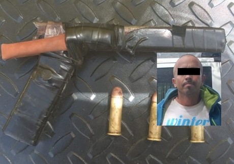 Detienen a un hombre con arma de fuego hechiza en Monterrey