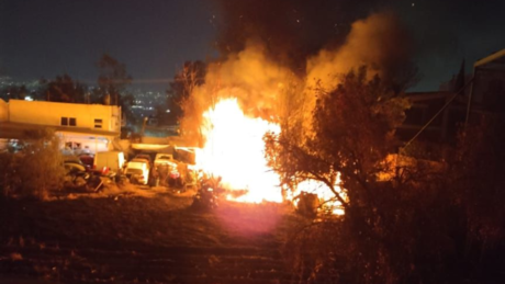Arden vehículos al interior de taller mecánico en Iztapalapa