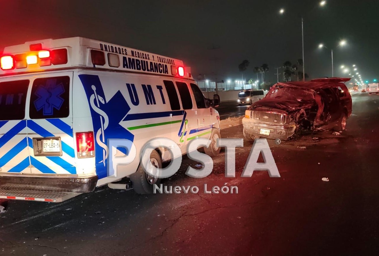 Una ambulancia de la UMT acudió al lugar para las labores de emergencia. Foto: Raymundo Elizalde.