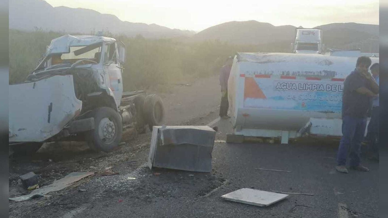 Un operador de pipa que estaba ebrio muere en la volcadura de dicho vehículo; su ayudante está grave. Foto: Especial/ POSTA Mx.