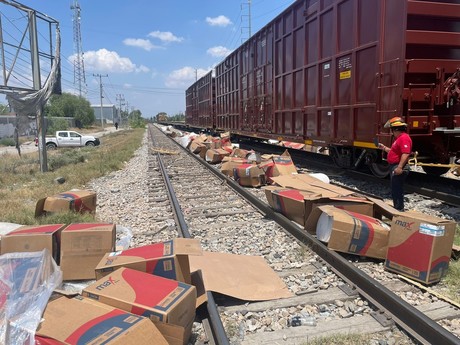 Grúa es impactada por tren en Ramos Arizpe; conductor asegura que no lo vio