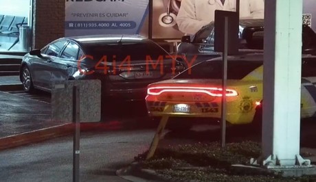 Policía de Monterrey asegura auto con placas falsas en Cumbres