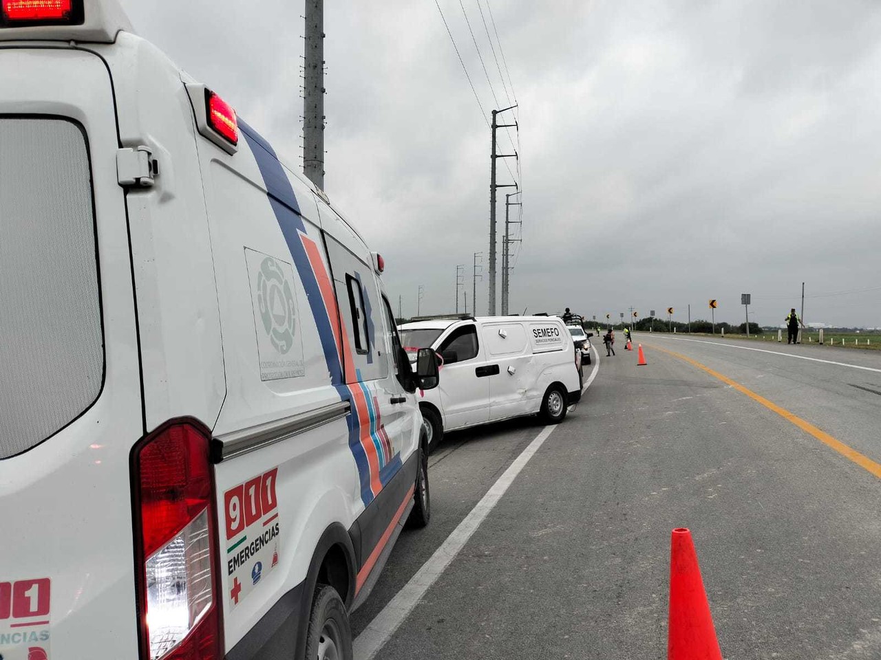 Accidente en el km 11 del Libramiento Sur en Reynosa, dejó al menos una persona fallecida y daños materiales. Foto: SSPT