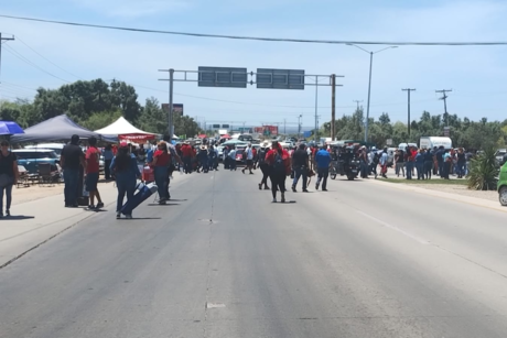 Bloquean la transpeninsular rumbo al aeropuerto de La Paz