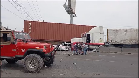 >Accidente vehicular múltiple en Carretera a Laredo colapsa vialidad