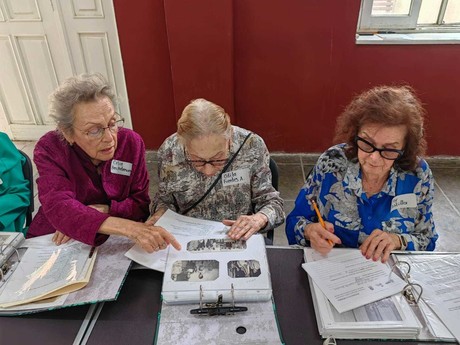 Adultos mayores en Saltillo ayudan a identificar personas en fotos del Archivo