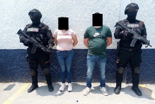 La pareja detenida a su lado elementos de Fuerza CIvil. Foto: X @GpoCoordSegNL.