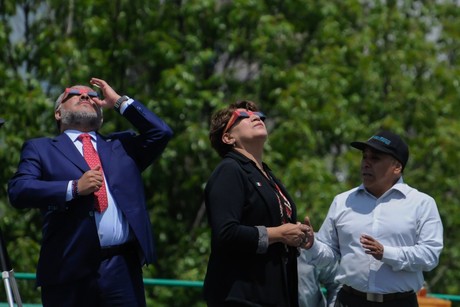 Observa Delfina Gómez eclipse desde palacio de gobierno