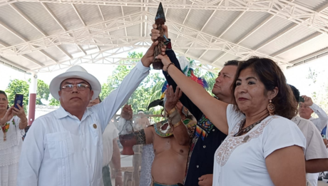 Nuevo gobernador de los mayas recibe bastón de mando en Ruinas de Aké