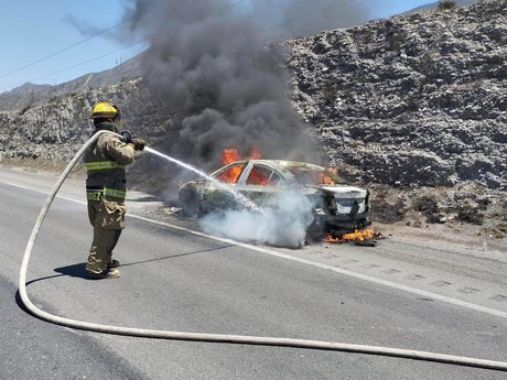 Incendio consume automóvil en la carretera Monterrey - Saltillo