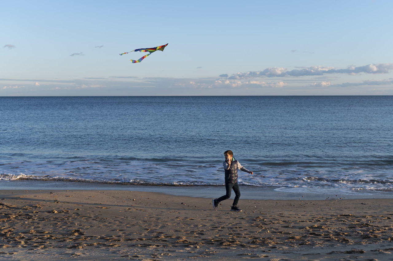 Niño volando un papalote en la playa, imagen ilustrativa. Foto: Freepik