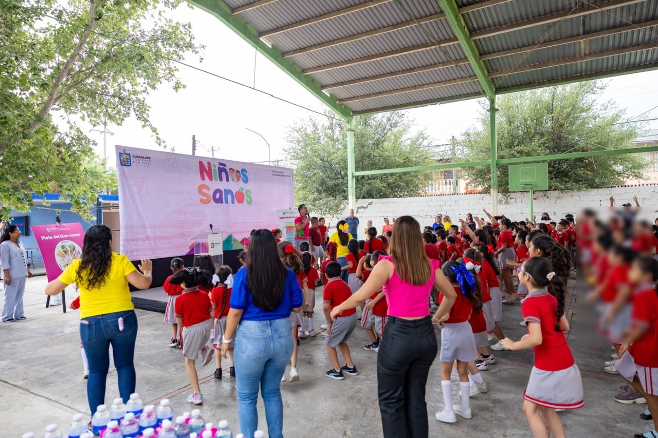En la Escuela Primaria Guadalupe Moreno Garza, las autoridades de salud y deporte llevaron a cabo actividades de activación física, control de peso y guía nutricional. Foto: Especial.