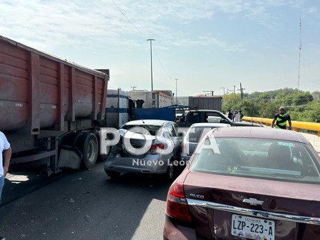 Choque carambola entre 12 autos deja cinco heridos en Escobedo