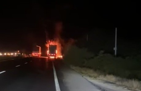 Incendio consume caja de un tráiler en Montemorelos