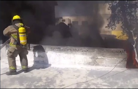 Incendio de casa habitación en colonia Obrera: hay una persona atrapada