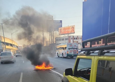 Se incendia moto tras choque en Centro de Monterrey