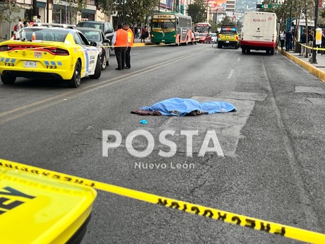 Muere hombre de la tercera edad atropellado por camión en el centro de Monterrey