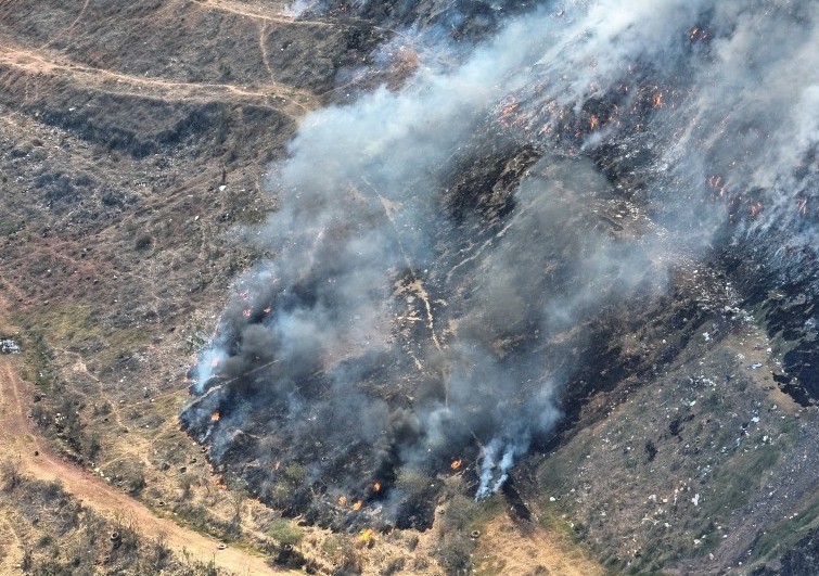 El incendio ya ha consumido buena parte del terreno de el Iztete. Foto: MegaNoticias.