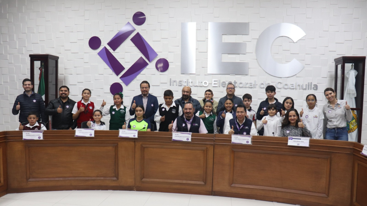 Autoridades del IEC en presencia de algunos miembros del Cabildo Infantil / Foto: IEC