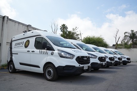 Incorpora Fiscalía cinco ambulancias nuevas para traslado de cuerpos