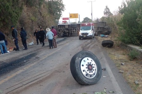 Vuelca autobús con peregrinos en Estado de México, hay 14 muertos