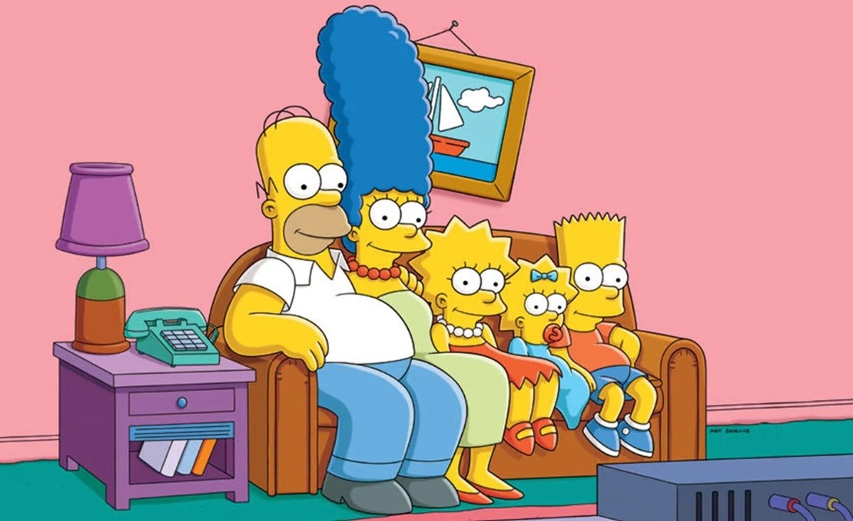 Homero, Marge, Bart, Lisa y Maggie Simpson, observan el televisor desde la comodidad de su icónico sofá. Foto: Architectural Digest México y Latinoamérica