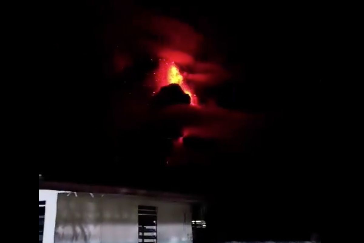 Impresionante erupción del volcán Ruang en Indonesia. Foto: X @SkyAlertMx