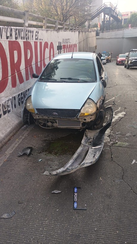 Conductora vuelca su auto por conducir a exceso de velocidad en Álvaro Obregón