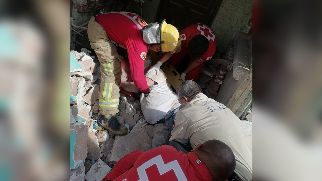 El lesionado fue trasladado a un hospital para su mayor atención. Foto: Facebook Protección Civil y Bomberos Lerdo.