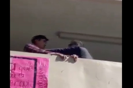 Pelean estudiante y profesor por presunto acoso en Universidad de Sonora (VIDEO)