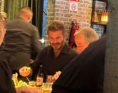 David Beckham es captado comiendo en un restaurante en San Pedro