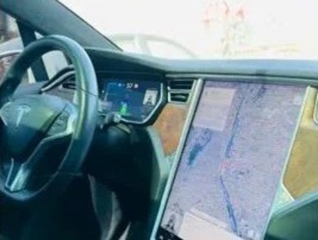 Presume joven cómo su Tesla se maneja solo en Monterrey (VIDEO)