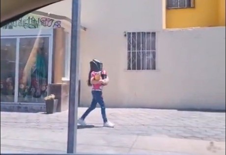 Usa niña casco de soldador para ir a la tienda durante el eclipse (VIDEO)