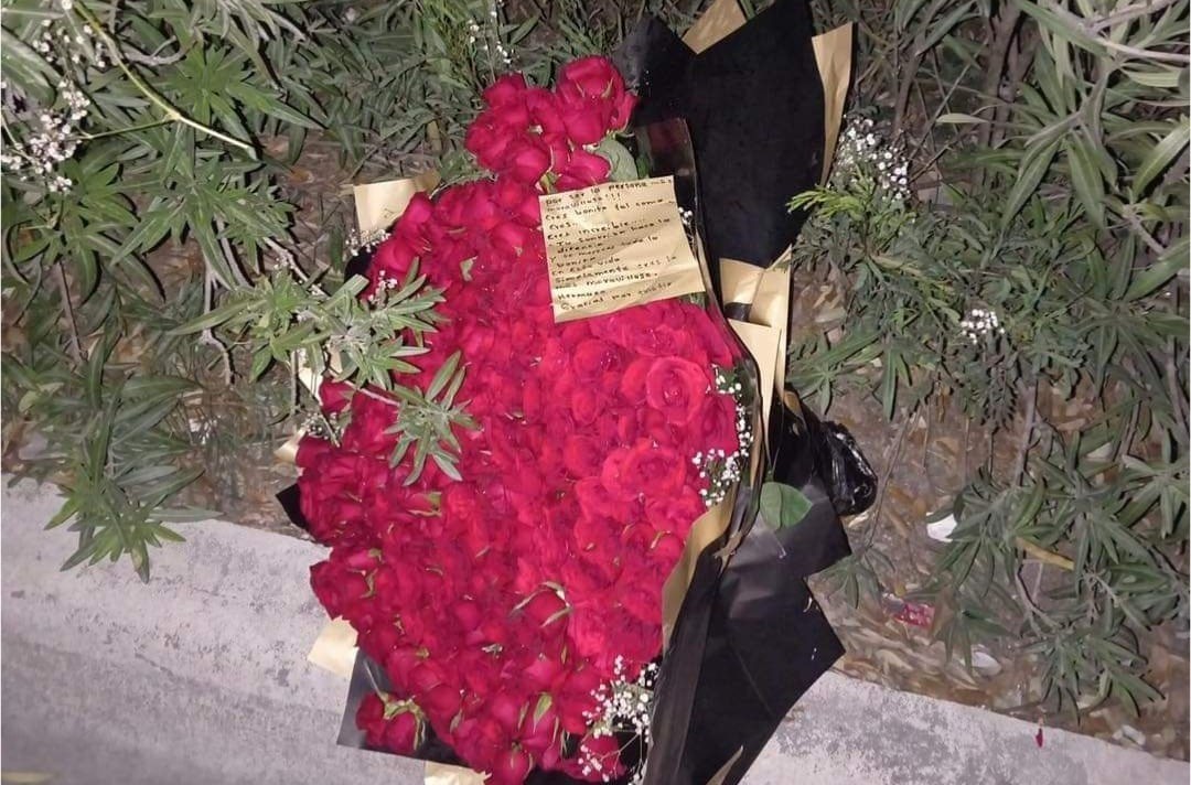 La publicación estaba acompañada de varias fotografías del frondoso ramo de rosas rojas que presuntamente fue abandonado por la mujer en el camellón. Foto: Redes Sociales.