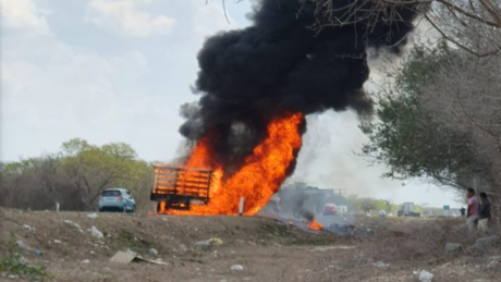 Camioneta de poblanos se incendia en la vía Mérida-Campeche