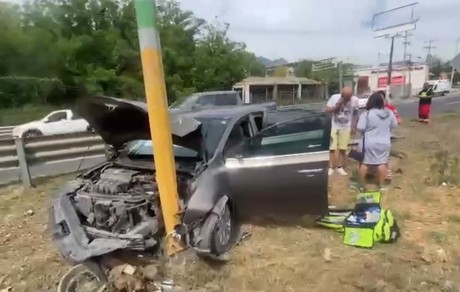 Se estrella auto contra poste en la carretera Nacional