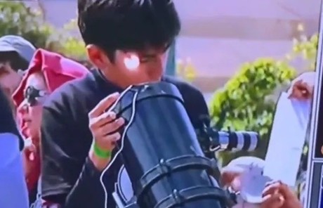 Joven se quema al ver eclipse mediante un telescopio (VIDEO)