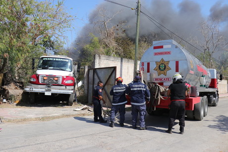 Bomberos logran sofocar incendio en una chatarrería de Kanasín