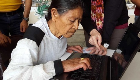 Piden educación cibernética para adultos mayores