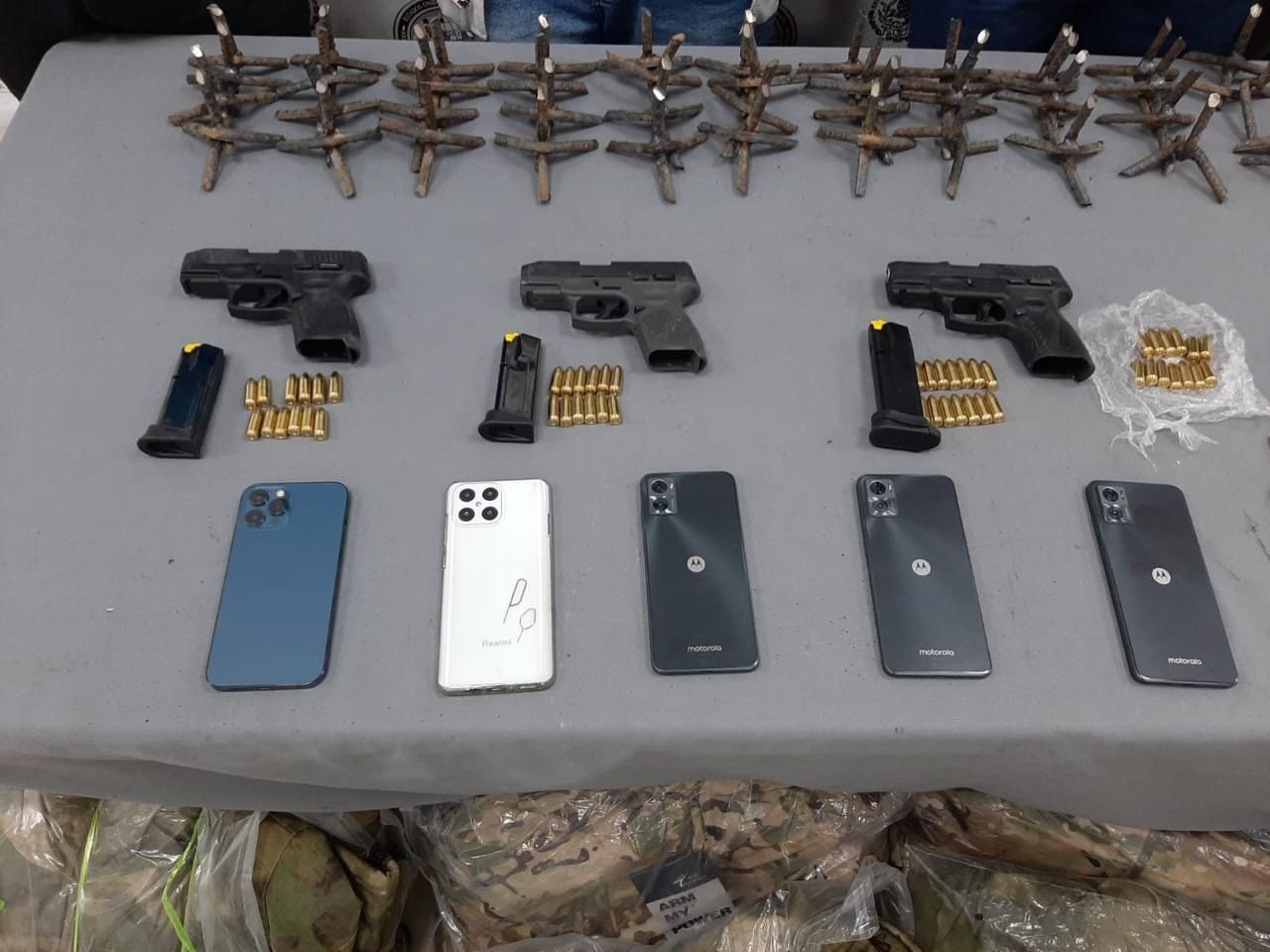 4 hombres fueron detenidos con armas de fuego, cartuchos, cargadores, entre otros objetos, en el municipio de Galeana,. Foto. Cortesía