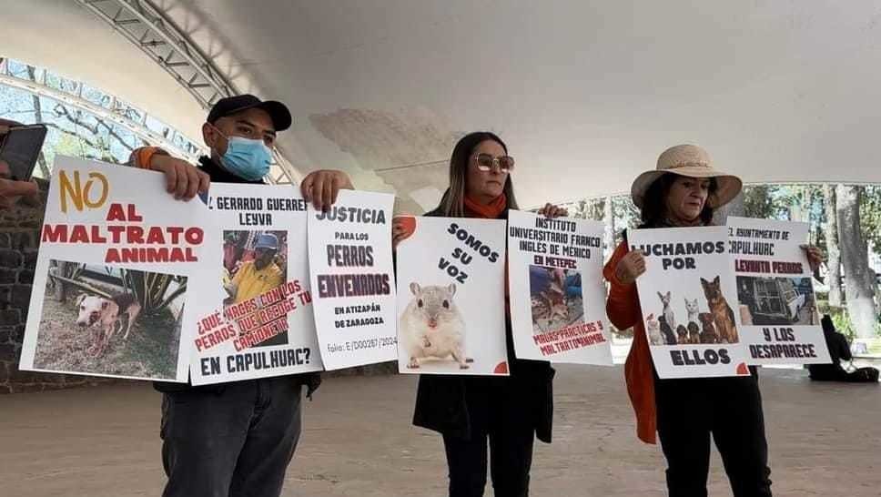 Activistas protestan en la alameda de Toluca contra el maltrato animal. Foto: Mario C. Rodríguez